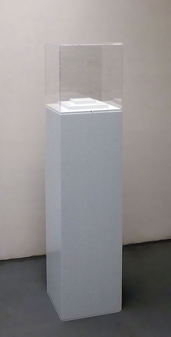 totem con teca in plexiglass per gioielleria